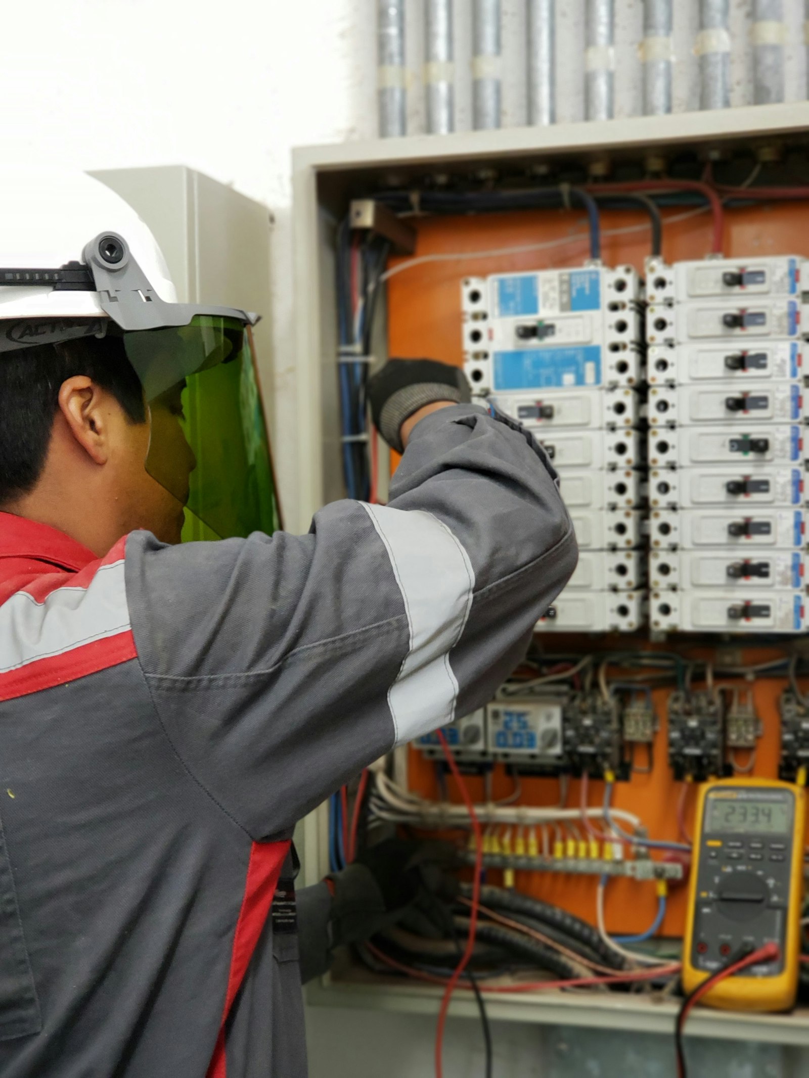 Técnico revisando un panel eléctrico